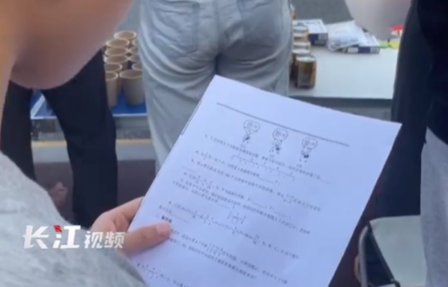 男孩马拉松现场刷数学题