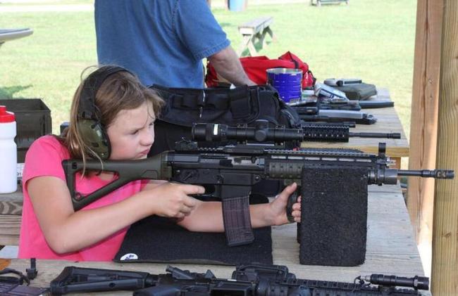 美国儿童在枪展试枪被批！美国去年1600名儿童被枪杀