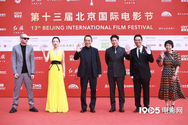 张颂文扶关锦鹏走红毯 关锦鹏发文：谢谢暖心的颂文！