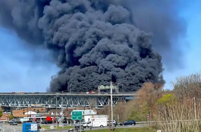 美国一油罐车与客车相撞：大桥护栏被烧熔化