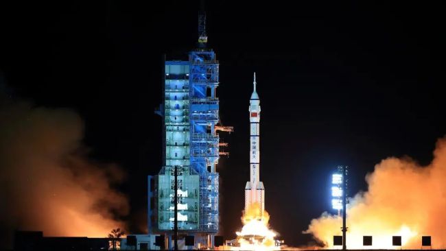 2022年11月29日，搭载神舟十五号载人飞船的长征二号F遥十五运载火箭在酒泉卫星发射中心发射升空。