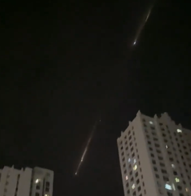 哈尔滨网友拍到不明飞行物 目击者：持续了10多秒，以下降姿态快速飞过，不像飞机和流星 到底是啥？