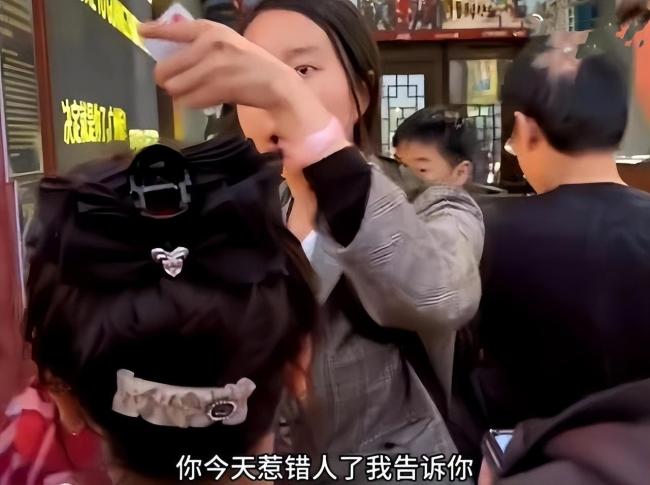 上热搜后 四川插队婆孙被做成恶搞表情包！侵犯肖像权吗？