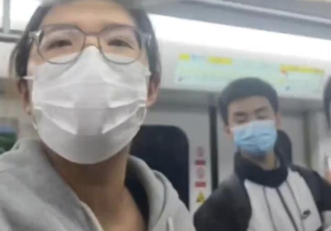 济南地铁出现暴躁母女：强势占座，满嘴脏话！