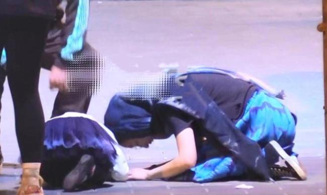 周迅与男子揽腰搂肩被拍 跪在马路中央做礼拜鞠躬