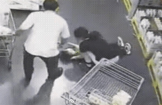 男孩站购物车内家长推行时坠地昏迷 有知情人称，家长正在找超市索赔