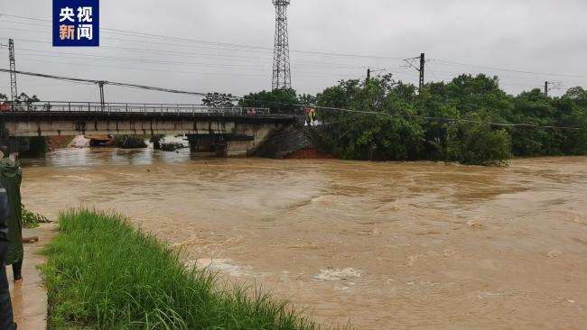 江西丰城一河堤溃口 4个村庄被淹，约300人受灾