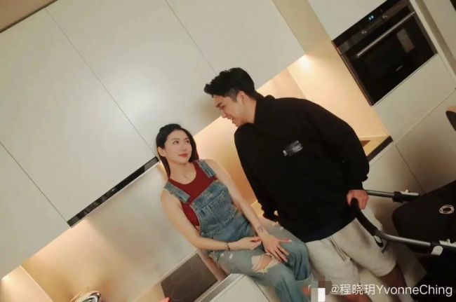郑恺前任程晓玥官宣产女 大方晒宝宝近照头发浓密