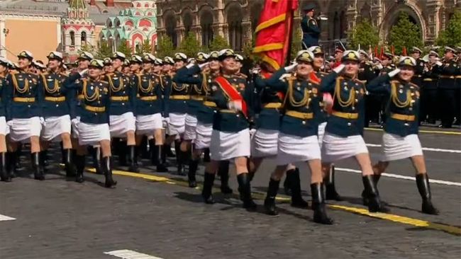 普京在阅兵式上宣布默哀一分钟 《喀秋莎》响彻红场女兵方队亮相