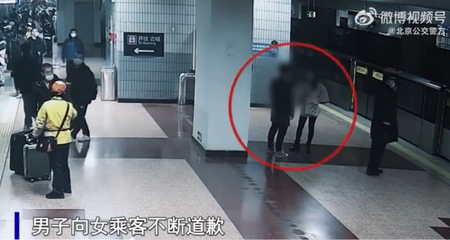 骚扰女性被揪住下跪求饶：男子追着女子猥亵！