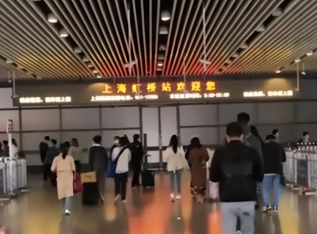 上海虹桥火车站发生坠楼事件，一名女子从高楼跌落，目前正在医院紧急抢救中！