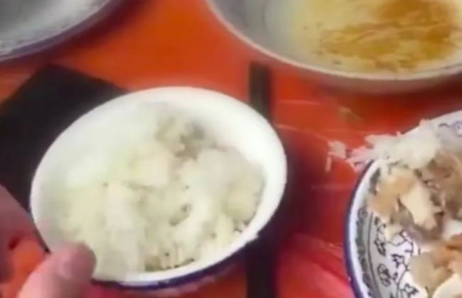 男子吃席遇大妈强势打包