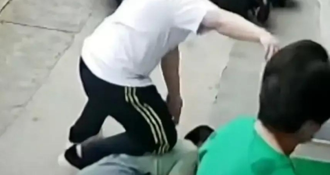 母亲遭骚扰儿子一招制服