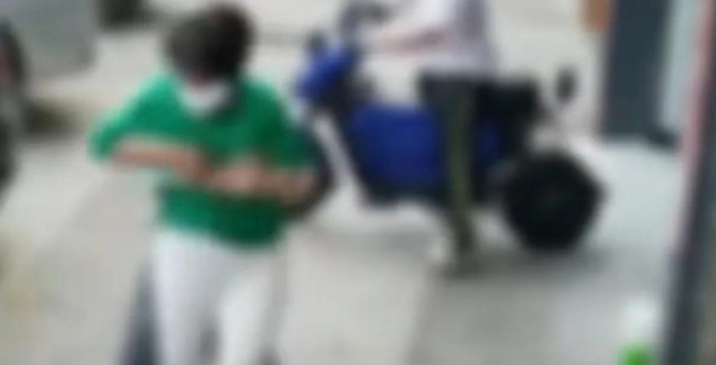 母亲遭骚扰儿子一招制服