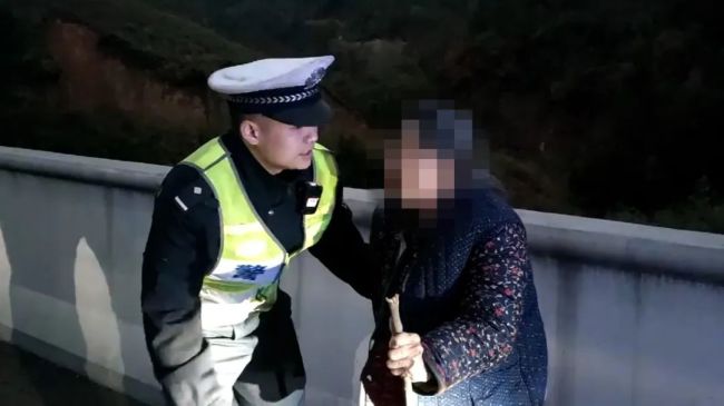 老人误入高速获民警救助 将老人安全送回家中