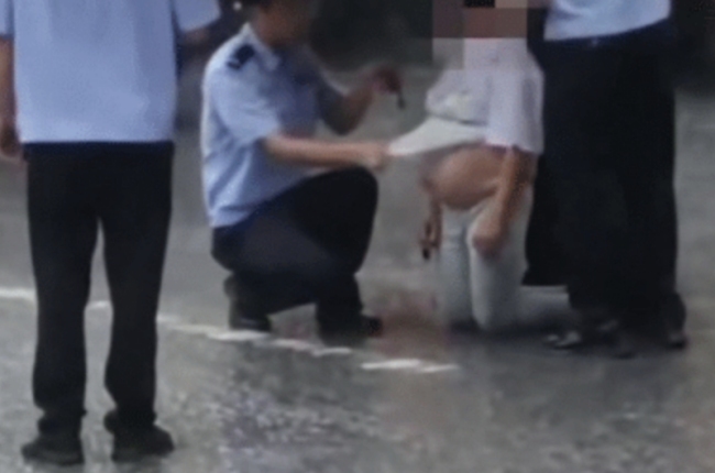 孕妇冒雨跪在派出所门口：警方回应孕妇跪在警局