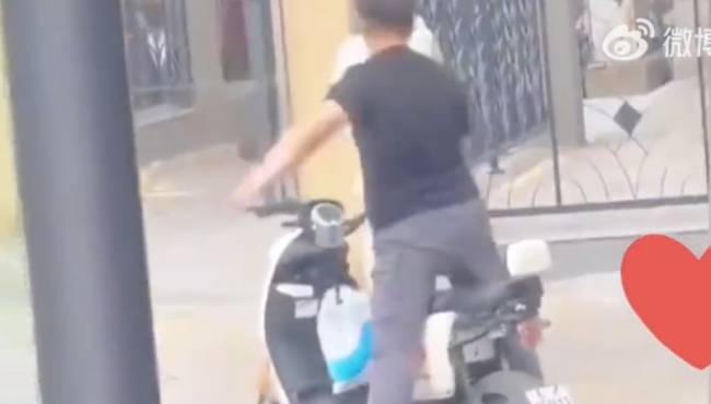 男女吵架后男生暴跳如雷