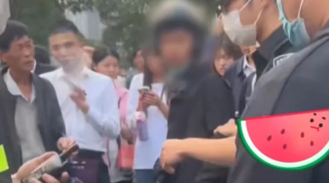 女子给孩子拍照被辱骂