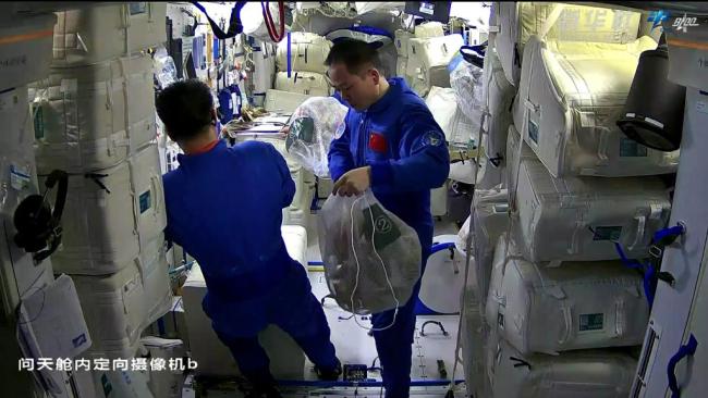 中国空间站动态丨看航天员查收了“宇宙快递”