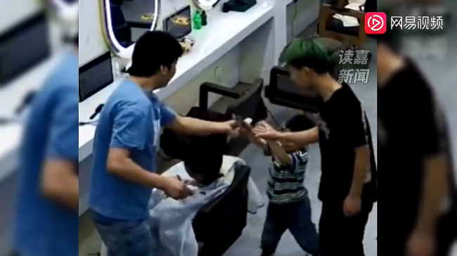 男孩拿推子“助攻”理发师，结果尴尬了