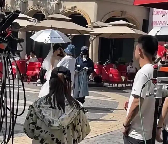 谭松韵穿婚纱拍戏路透 网友偶遇《你比星光美丽》拍摄现场
