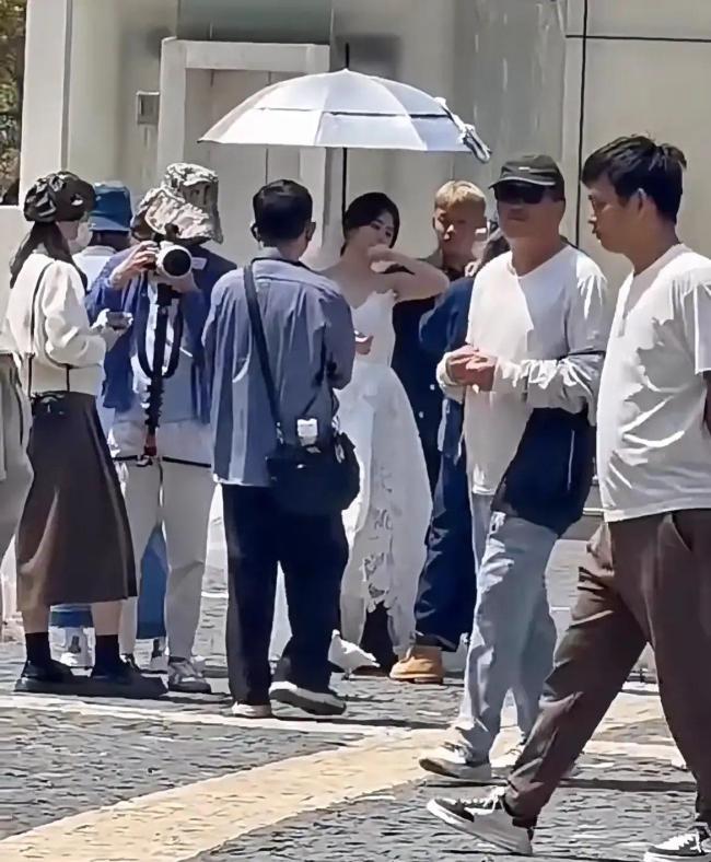 谭松韵穿婚纱拍戏路透 网友偶遇《你比星光美丽》拍摄现场