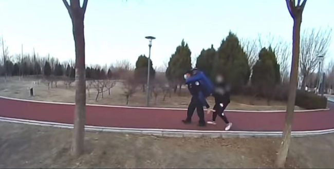 最“重”警情！老人摔倒腿部受伤被民警背出公园 