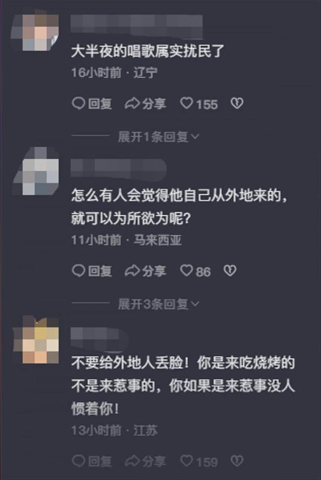 警察提醒勿扰民反遭挑衅 几名食客被带走时，现场沸腾，周围人拍手叫好