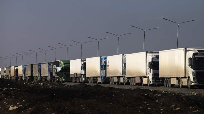 恢复活力！中俄边境700辆卡车排队等通关 