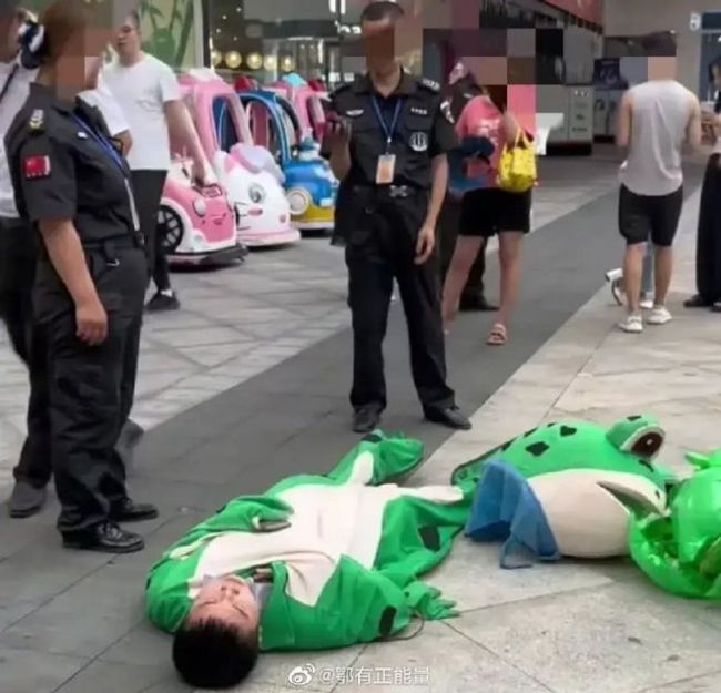 四川遂宁“卖蛙”小男孩遭商场保安掌掴，躺在地上伤心痛哭