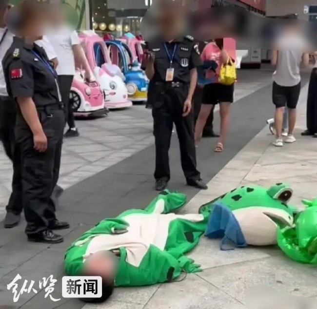 男孩穿青蛙服卖玩具被打 警方回应：已依法进行处理