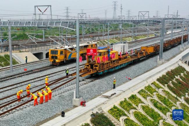 沪宁沿江高铁全线铺轨贯通