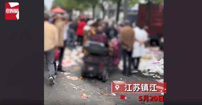 水果摊无人看守30箱香蕉被抢光 开始还以为生意火爆