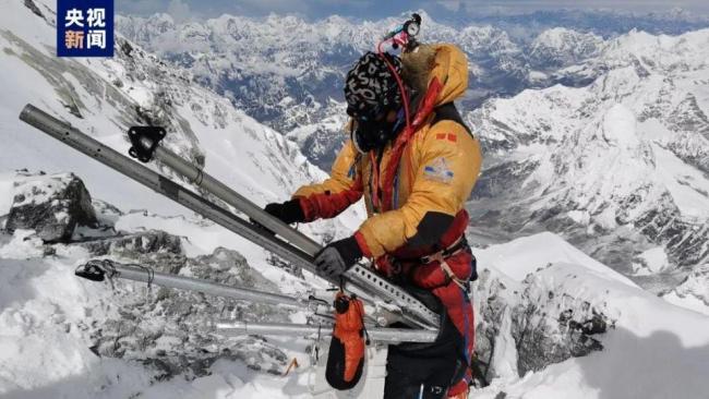 2023“巅峰使命”珠峰科考登山队员成功登顶！ 这些“黑科技”立了大功！