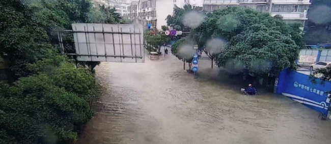 桂林2小时下完了1天的大暴雨：371所学校停课，市区车辆被泡