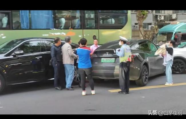 上海67岁男子驾驶特斯拉致1死5伤，现场曝光，知情人透露更多细节 又是单踏板模式惹的祸？