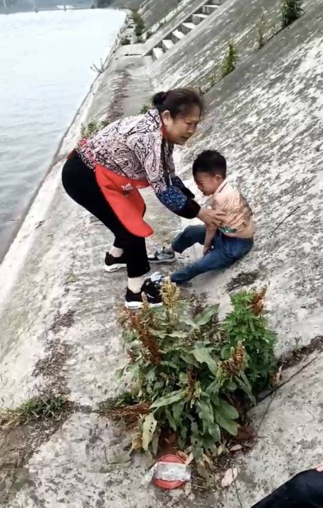 男子横渡河流救下两孩子 河大概50米宽水深1.6米