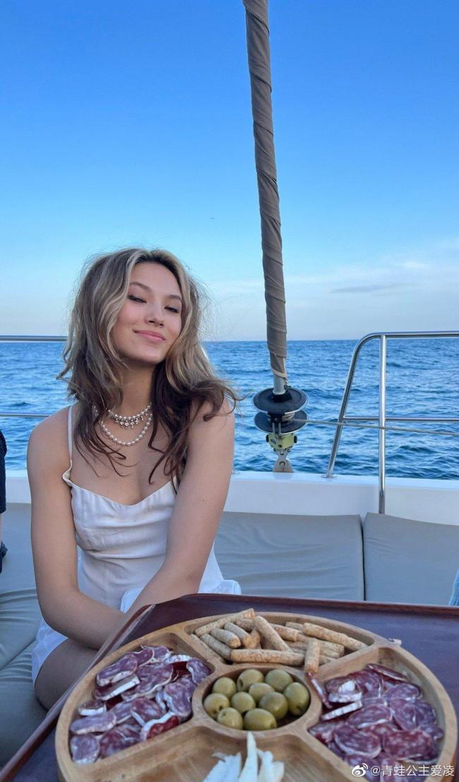 谷爱凌晒巴塞罗那度假随拍,身着白裙笑容灿烂 – 佛山网