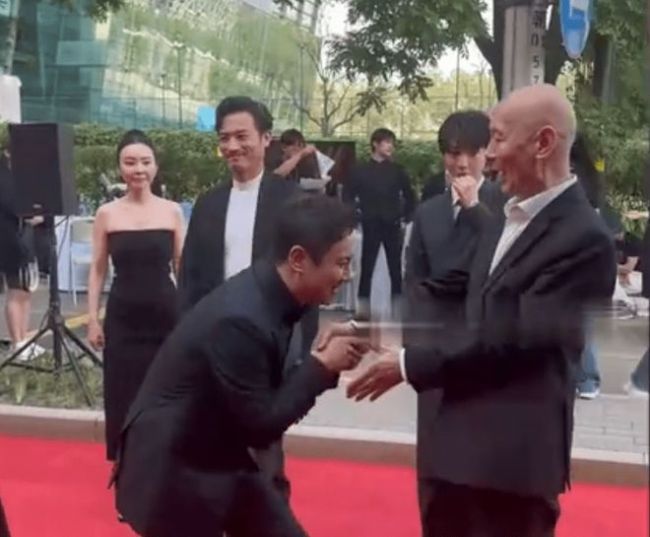 沈腾华表奖后台花式打招呼 见到葛优半蹲与其握手，葛优也调皮的垫脚跳起来
