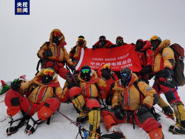 珠峰科考登山队员成功登顶