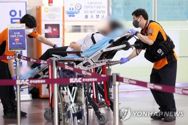 韩一航班飞行中舱门打开：事发着陆前，一男子被捕！