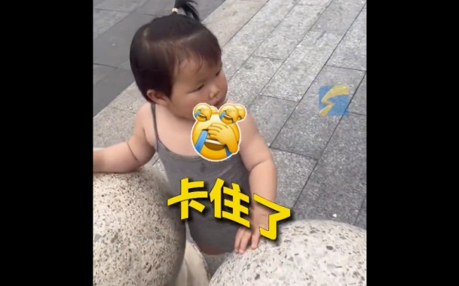 女孩过马路被卡石墩缝隙