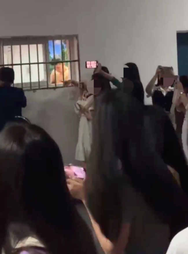 球赛后男子换衣服被围观 引来近200名女生尖叫拍照