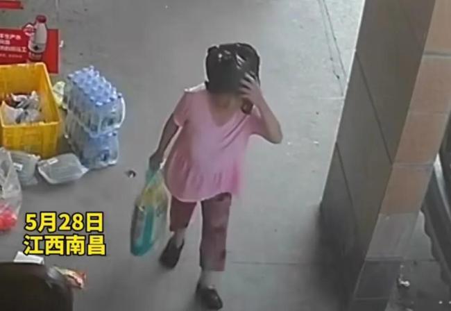 掩耳盗铃式？一大妈大白天头套塑料袋偷大米 网友一整个蒙圈