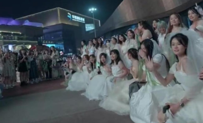 王源大量粉丝集体穿婚纱