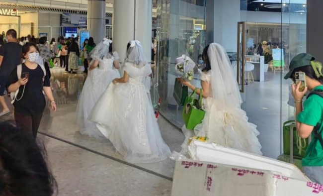 王源大量粉丝集体穿婚纱