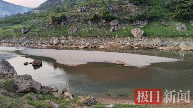 实探贵州教师溺亡现场 仍有年轻人站在事发河中钓鱼或玩耍