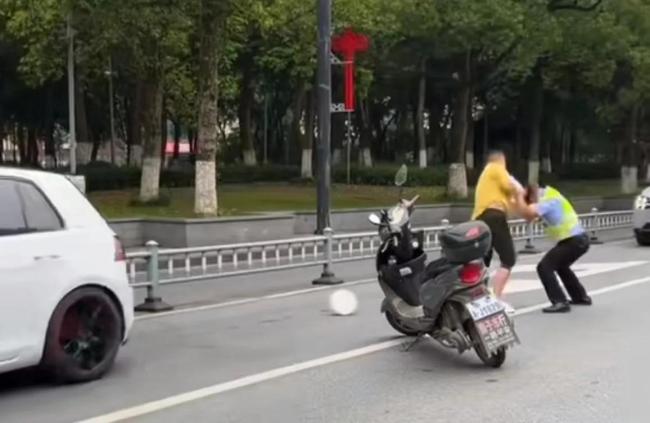 男子殴打交警被制服，涉嫌寻衅滋事和妨害公务
