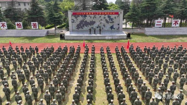 地表最强！5000多名新兵授衔大场面 同时授予姓名牌