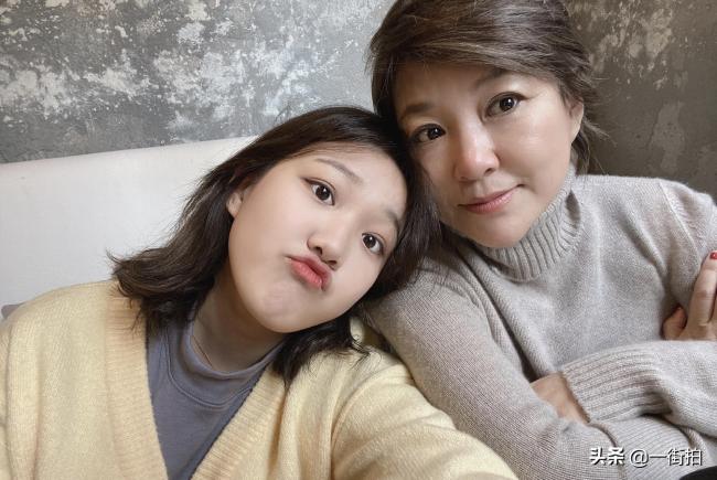 戴军晒李静女儿童年照 网友:李静什么时候有女儿了